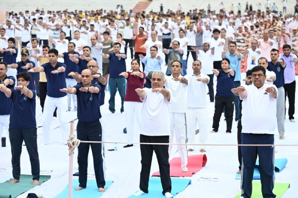 अलवर कार्यक्रम में मौजूद केंद्रीय मंत्री व अन्य। अलवर कार्यक्रम में मौजूद केंद्रीय मंत्री व अन्य।