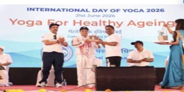 मुंबई के प्रतिष्ठित गेटवे ऑफ इंडिया पर रविवार को अंतरराष्ट्रीय योग दिवस के अवसर पर आयोजित भव्य समारोह में उपस्थित जनसमूह में केंद्रीय पत्तन, पोत परिवहन और जलमार्ग मंत्री सर्वानंद सोनोवाल। मुंबई के प्रतिष्ठित गेटवे ऑफ इंडिया पर रविवार को अंतरराष्ट्रीय योग दिवस के अवसर पर आयोजित भव्य समारोह में उपस्थित जनसमूह में केंद्रीय पत्तन, पोत परिवहन और जलमार्ग मंत्री सर्वानंद सोनोवाल।
