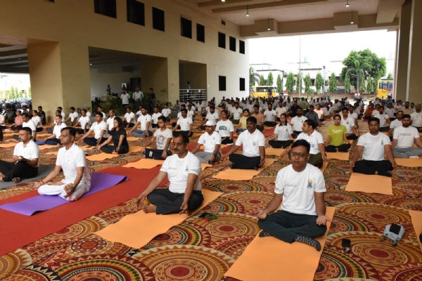 अखिल भारतीय आयुर्विज्ञान संस्थान (एम्स) रायपुर में योगाभ्यास करते हुए डॉक्टर्स व अन्य अधिकारी व कर्मचारी