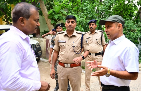 जायजा लेते डीएम