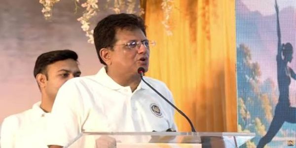 मुंबई में योग दिवस के अवसर पर ‘चार्टर्ड अकाउंटेंट्स’ के साथ संवाद करते पीयूष्ज्ञ गोयल मुंबई में योग दिवस के अवसर पर ‘चार्टर्ड अकाउंटेंट्स’ के साथ संवाद करते पीयूष्ज्ञ गोयल