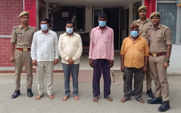 पुलिस हिरासत में गौकशी के आरोपी पुलिस हिरासत में गौकशी के आरोपी