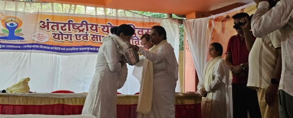 नेवादा स्थित गणेशधाम समिति में योगाभ्यास कराने वाले प्रशिक्षकों का सम्मान