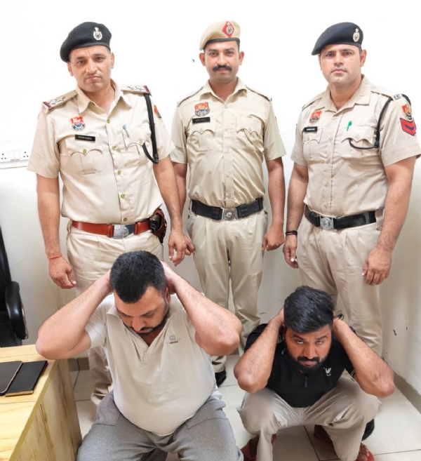 पकड़े गए साइबर ठगी के आरोपी।