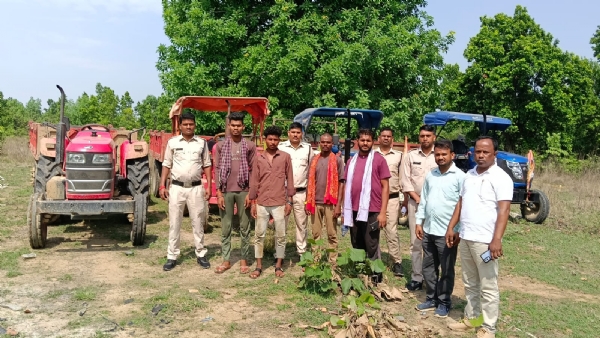 वाहन जब्त, मौके पर अधिकारी। वाहन जब्त, मौके पर अधिकारी।