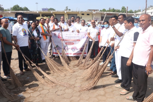 अंतराष्ट्रीय योग दिवस पर चला स्वच्छता अभियान अंतराष्ट्रीय योग दिवस पर चला स्वच्छता अभियान