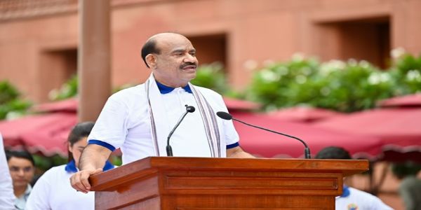 12वें अंतरराष्ट्रीय योग दिवस पर संसद भवन परिसर में सांसदों के साथ योगाभ्यास करते लोक सभा अध्यक्ष 12वें अंतरराष्ट्रीय योग दिवस पर संसद भवन परिसर में सांसदों के साथ योगाभ्यास करते लोक सभा अध्यक्ष