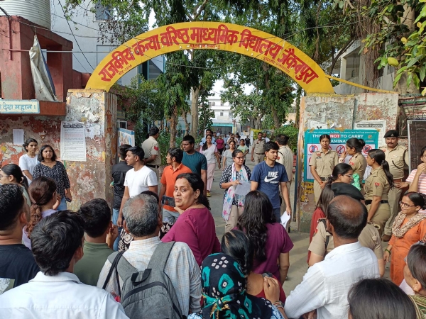 गुरुग्राम में एक केंद्र पर नीट यूजी परीक्षा देकर बाहर आते परीक्षार्थी।