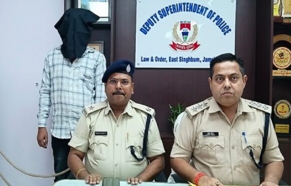 गिरफ्तार आरोपी की जानकारी देते विधि-व्यवस्था डीएसपी सुमित कुमार गिरफ्तार आरोपी की जानकारी देते विधि-व्यवस्था डीएसपी सुमित कुमार