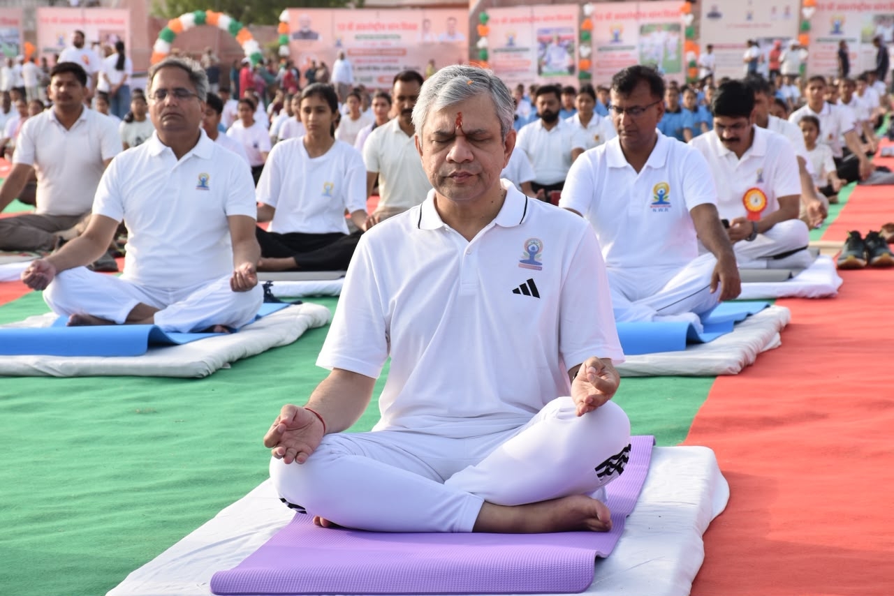 दाे केंद्रीय मंत्रियाें अश्विनी वैष्णव और अर्जुन राम ने बीकानेर में अंतरराष्ट्रीय योग दिवस पर दिया स्वस्थ जीवन का संदेश : योगाभ्यास में सहभागिता दाे केंद्रीय मंत्रियाें अश्विनी वैष्णव और अर्जुन राम ने बीकानेर में अंतरराष्ट्रीय योग दिवस पर दिया स्वस्थ जीवन का संदेश : योगाभ्यास में सहभागिता