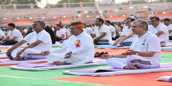 दाे केंद्रीय मंत्रियाें अश्विनी वैष्णव और अर्जुन राम ने बीकानेर में अंतरराष्ट्रीय योग दिवस पर दिया स्वस्थ जीवन का संदेश : योगाभ्यास में सहभागिता दाे केंद्रीय मंत्रियाें अश्विनी वैष्णव और अर्जुन राम ने बीकानेर में अंतरराष्ट्रीय योग दिवस पर दिया स्वस्थ जीवन का संदेश : योगाभ्यास में सहभागिता
