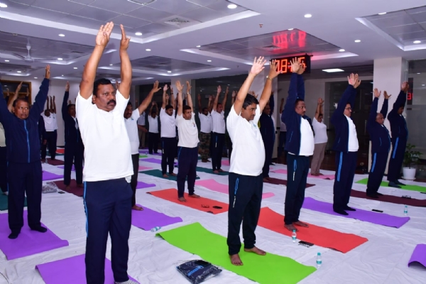 विधानसभा सचिवालय में अधिकारी-कर्मचारियों ने किया योग अभ्यास