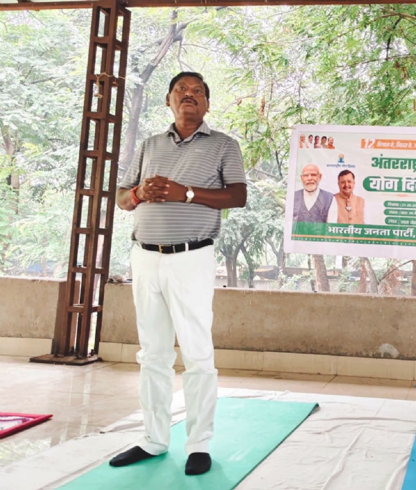 पूर्व मुख्यमंत्री अर्जुन मुंडा योग करते हुए पूर्व मुख्यमंत्री अर्जुन मुंडा योग करते हुए
