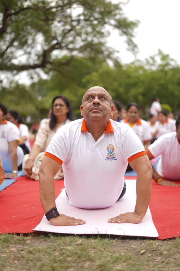 दिल्ली विधानसभा अध्यक्ष विजेंद्र गुप्ता रविवार को योग दिवस के अवसर पर रोहिणी में योग करते हुए दिल्ली विधानसभा अध्यक्ष विजेंद्र गुप्ता रविवार को योग दिवस के अवसर पर रोहिणी में योग करते हुए