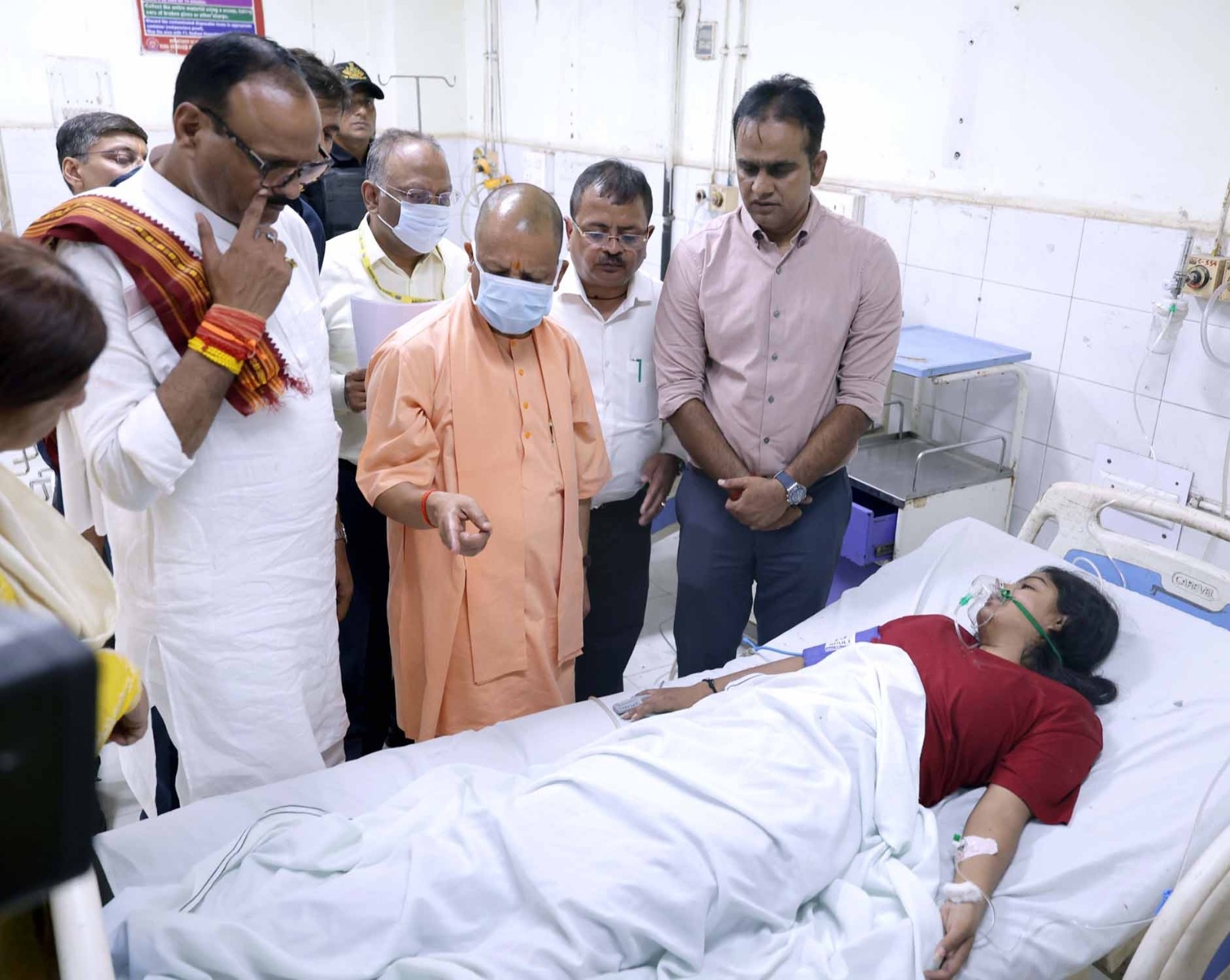 अस्पताल पहुंचकर घायल का हालचाल लेते सीएम योगी
