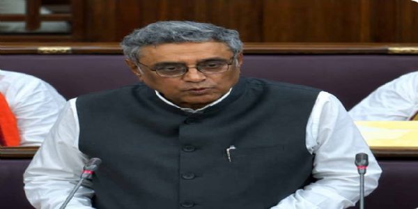 पश्चिम बंगाल के वित्त मंत्री विधानसभा में बजट भाषण देते हुए