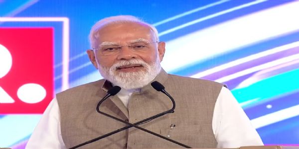 कार्यक्रम को संबोधित करते प्रधानमंत्री कार्यक्रम को संबोधित करते प्रधानमंत्री