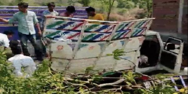 हादसे के बाद दुर्घटनाग्रस्त पिकअप वाहन हादसे के बाद दुर्घटनाग्रस्त पिकअप वाहन