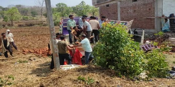 हादसे के बाद पिकअप वाहन और घायल मजदूरों को रेस्क्यू करते हुए लोग हादसे के बाद पिकअप वाहन और घायल मजदूरों को रेस्क्यू करते हुए लोग
