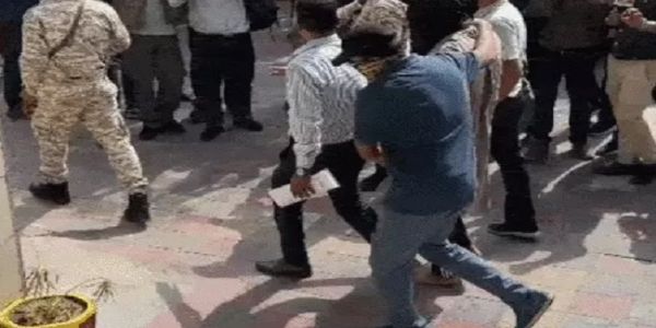 संदिग्ध आतंकी इजहार को कोर्ट ले जाते हुए एटीएस संदिग्ध आतंकी इजहार को कोर्ट ले जाते हुए एटीएस