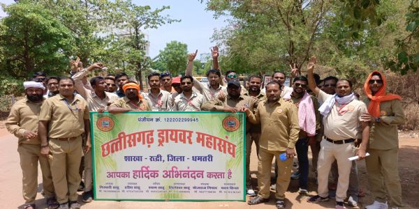 रुद्री टैक्सी स्टैंड बचाने सड़कों पर उतरे चालक, कलेक्ट्रेट पहुंचकर सौंपा ज्ञापन
