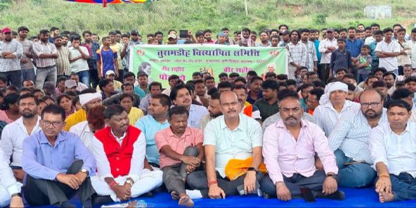 तुरामडीह माइंस के विस्थापितों के समर्थन में भाजपा नेताओं ने दिया धरना