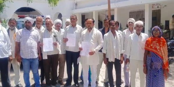 दो वर्षों से सूखी पड़ी जलापूर्ति लाइन, 800 मीटर दूर से पानी लाने को मजबूर ग्रामीण