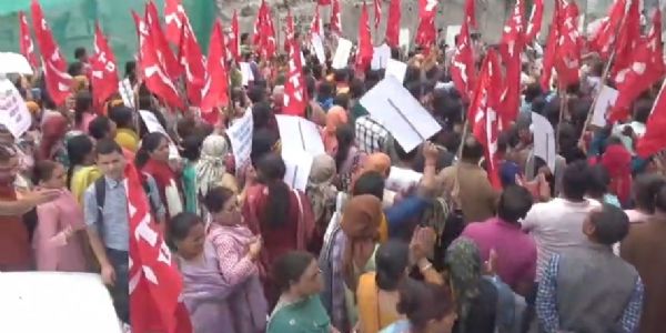 हिमाचल में मिड डे मील वर्कर्स की हड़ताल, शिमला में निकाली रोष रैली