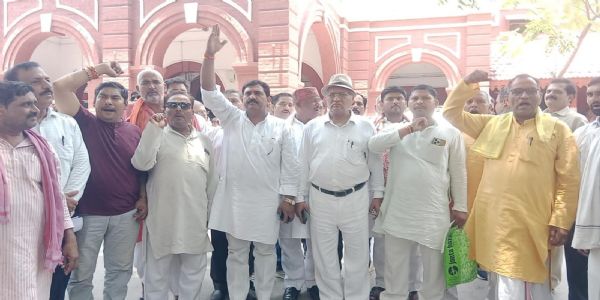 ब्राह्मण महासभा ने भरत भूषण तिवारी की मौत उच्चस्तरीय जांच के लिए राष्ट्रपति-प्रधानमंत्री के नाम सौंपा ज्ञापन