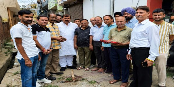 जम्मू पश्चिम में 10 लाख रुपये की लागत से लेन और नाले के निर्माण कार्य का शुभारंभ
