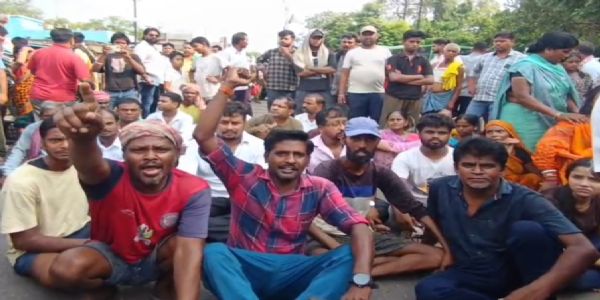 आटा मिल कर्मी हत्याकांड के विरोध में सड़क जाम, मुआवजे और गिरफ्तारी की मांग पर अड़े लोग