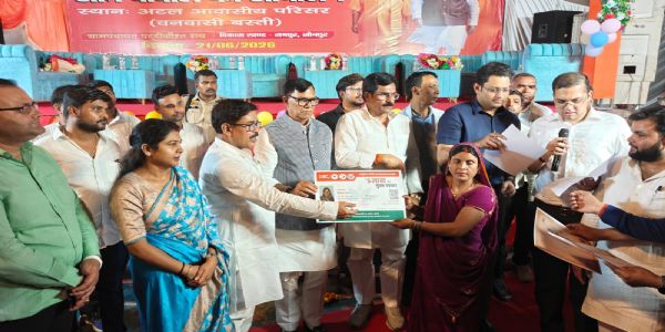 वनवासी बस्ती में लगी रात्रि जन चौपाल, योजनाओं का लाभ पहुंचाने के निर्देश:ए के शर्मा