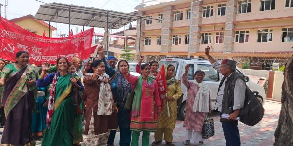 पौड़ी में भोजनमाताओं ने सरकार के खिलाफ दिया धरना