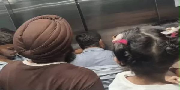 45 मिनट तक लिफ्ट में कैद रहे 13 लोग, बेहोश हुई किशोरी, सुरक्षा मानकों की पुलिस ने शुरु की जांच