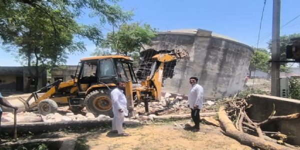 तीन दशक पुरानी पानी की टंकी ध्वस्त की