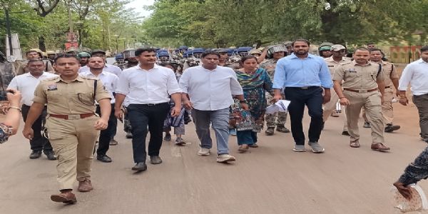 मूलभूत सुविधाओं की मांग, 50 से अधिक गांवों के ग्रामीणों ने घेरा धमतरी कलेक्ट्रेट