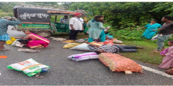 ट्रैक्टर और ऑटो की टक्कर में महिला की मौत, आठ घायल