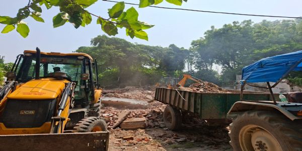 सीतापुर के टाउन हॉल में सरकारी भूमि पर बने सपा कार्यालय पर चला बुलडोजर