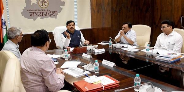 सार्वजनिक स्थलों पर सीसीटीवी और ईको-फ्रेंडली निर्माण को बढ़ावा दें : मुख्यमंत्री डॉ. यादव