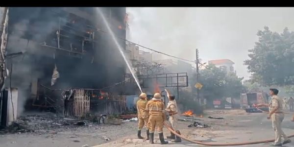 लखनऊ में बिल्डिंग में लगी भीषण आग की चपेट में कोचिंग संस्थान, जान बचाने के लिए कई छात्र नीचे कूदे