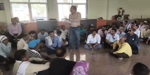 सागरः नगर निगम कर्मचारियों ने 13 सूत्रीय मांगों को लेकर दिया धरना, अनिश्चितकालीन हड़ताल की चेतावनी