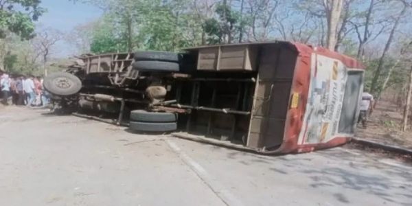 छिंदवाड़ा: बंजारी घाटी में ब्रेक फेल होने से बस पेड़ से टकराई, 12 घायल