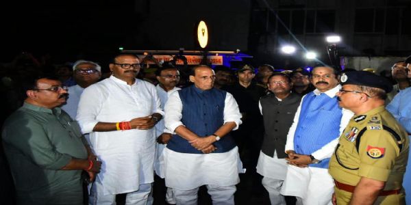 अग्निकांड स्थल का जायजा लेते राजनाथ सिंह अग्निकांड स्थल का जायजा लेते राजनाथ सिंह