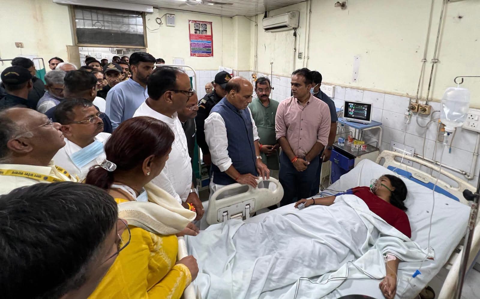 ट्रामा सेंटर में भर्ती घायलों से मिलते राजनाथ सिंह ट्रामा सेंटर में भर्ती घायलों से मिलते राजनाथ सिंह