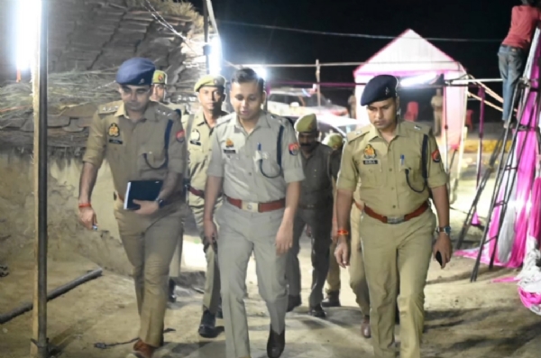 घटनास्थल पर मामले की जांच पड़ताल करती पुलिस