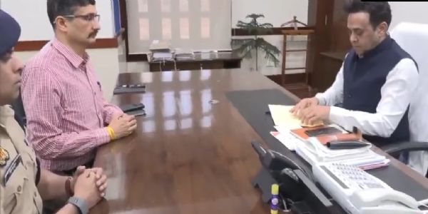 संजय प्रसाद को रिपोर्ट सौंपते एसआईटी के सदस्य