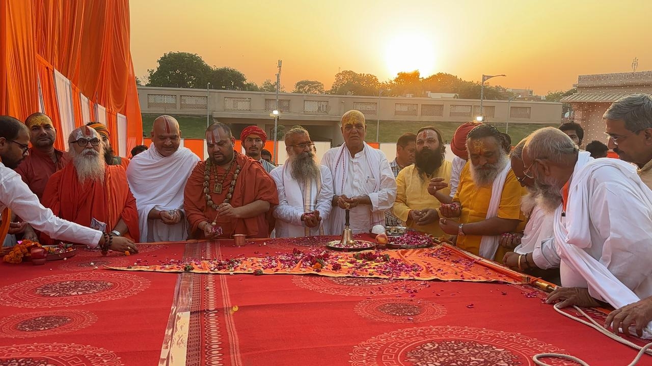 राम जन्मभूमि परिसर के शेषावतार मंदिर शिखर पर संतों ने ध्वजारोहण राम जन्मभूमि परिसर के शेषावतार मंदिर शिखर पर संतों ने ध्वजारोहण