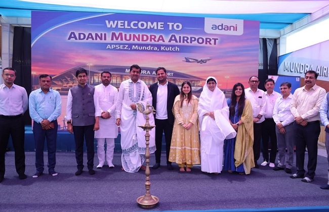 मुंद्रा एयरपोर्ट के नए बने टर्मिनल का उद्घाटन करते जीत अडाणी और अन्य