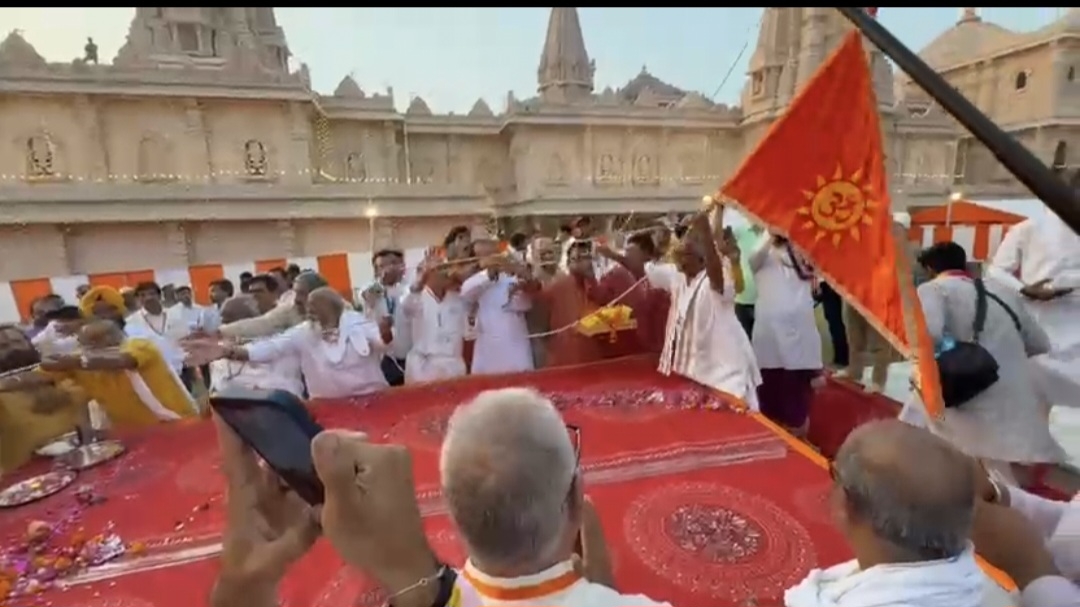 राम जन्मभूमि परिसर के शेषावतार मंदिर शिखर पर संतों ने ध्वजारोहण राम जन्मभूमि परिसर के शेषावतार मंदिर शिखर पर संतों ने ध्वजारोहण