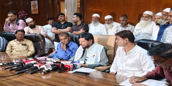 इंदौर में मीडिया से बातचीत करते हुए आठवले इंदौर में मीडिया से बातचीत करते हुए आठवले